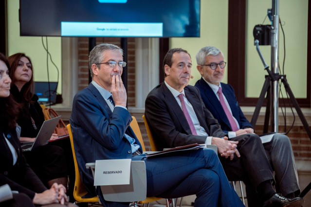 (I-D) El gobernador del Banco de España, Pablo Hernández de Cos; el consejero delegado de Caixabank, Gonzalo Gortázar y el CEO de Santander España, Ángel Rivera, durante el III Observatorio de las Finanzas, en la sede de Almagro de la Universidad Camilo J