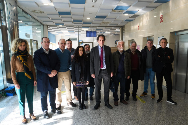 El exconsejero de Obras Públicas José Luis Gochicoa (c) cpon miembros de su equipo antes  de la rueda de prensa sobre la trama de contratos de Carreteras