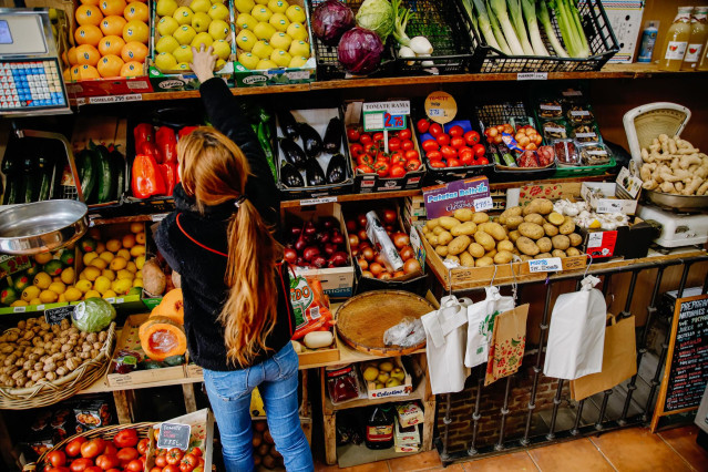Archivo - Una empleada coloca limones en la frutería 'Vitaminas'