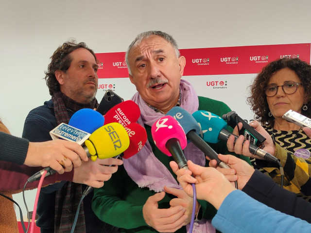 El secretario general de UGT, Pepe Álvarez, en declaraciones a los medios de comunicación en Mérida.