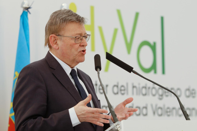 El president de la Generalitat Valenciana, Ximo Puig, interviene durante la presentación HyVal, el Clúster del hidrógeno de la Comunidad Valenciana, en la Refinería BP, a 28 de febrero de 2023, en Castellón de la Plana, Comunidad Valenciana (España). El C