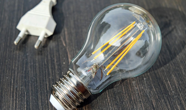 Archivo - El precio de la luz bajará un 18,23% este miércoles, hasta los 98,93 euros/MWh.