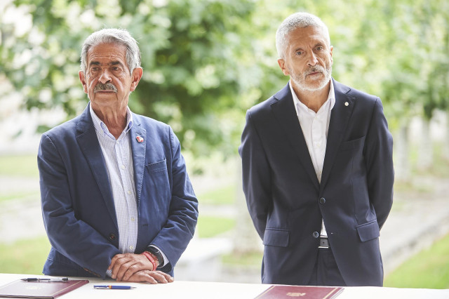 Archivo - El presidente del Gobierno de Cantabria, Miguel Ángel Revilla (i) y el ministro de Interior, Fernando Grande-Marlaska (d), en un acto conjunto