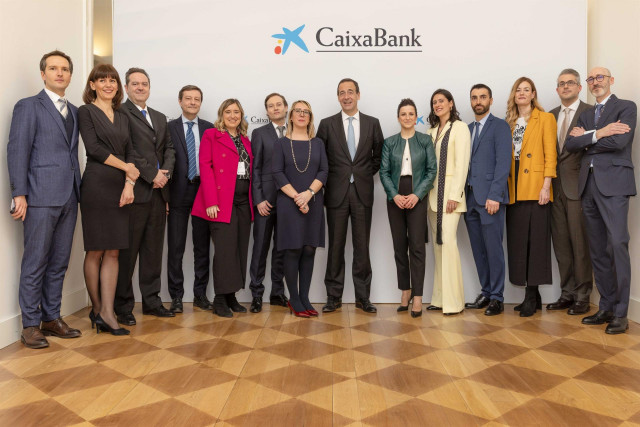 El consejero delegado de CaixaBank, Gonzalo Gortázar, junto al equipo de la sucursal en Milán (Italia)
