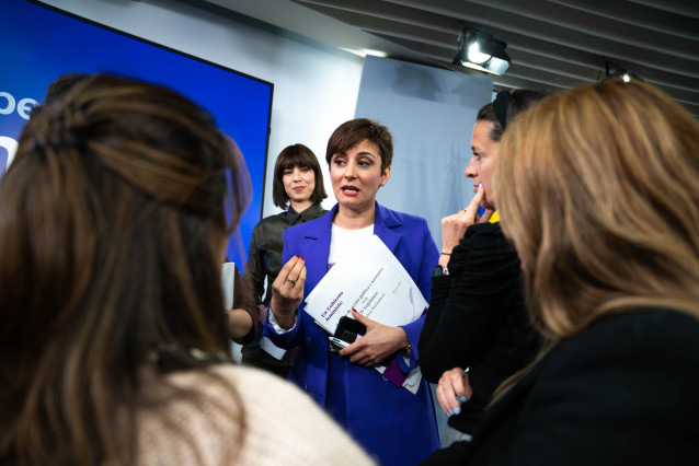 La ministra de Política Territorial y portavoz del gobierno, Isabel Rodríguez, atiende a medios tras una rueda de prensa posterior al Consejo de Ministros, en el Palacio de La Moncloa, a 7 de marzo de 2023, en Madrid (España).