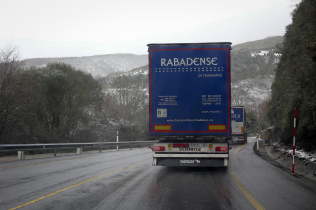 Archivo - Un camión circula por una carretera mojada, a 17 de enero de 2023, en Pedrafita do Cebreiro, Lugo, Galicia (España). La Dirección General de Emergencias e Interior de la Vicepresidencia Segunda de la Xunta ha activado la alerta naranja por acumu