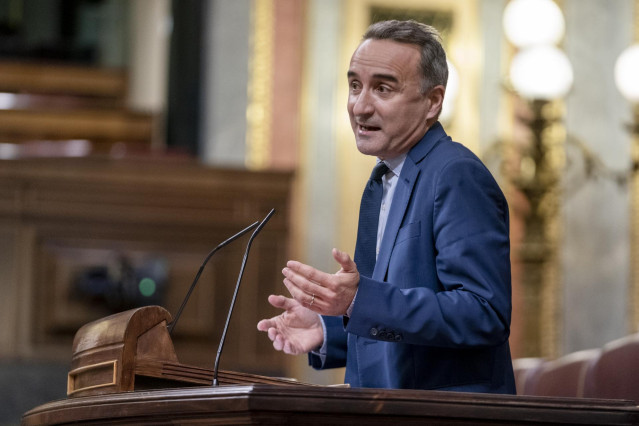 Archivo - El diputado del PSOE, Pere Joan Pons, interviene en una sesión plenaria, en el Congreso de los Diputados, a 2 de diciembre de 2021, en Madrid  (España). El Pleno del Congreso vota este jueves tres decretos leyes que incluyen el nuevo impuesto so