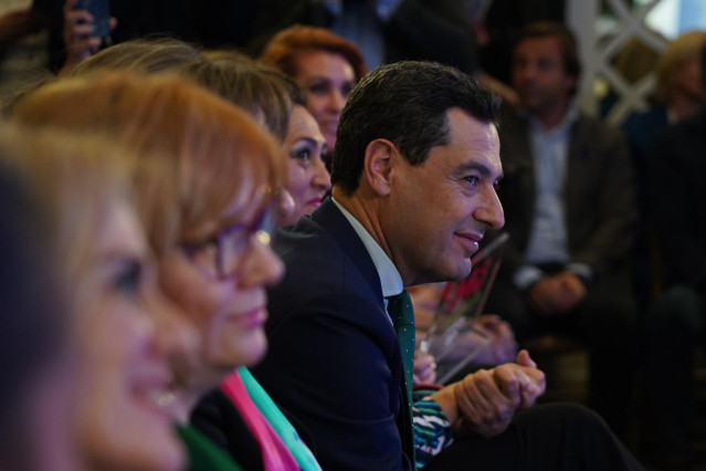 El presidente de la Junta de Andalucía y el PP-A, Juanma Moreno, este martes en el acto de su parrtido  'Andalucía lidera en femenino', en la víspera del 8M, Día de la Mujer.