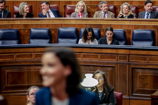 La ministra de Derechos Sociales y Agenda 2030, Ione Belarra (i), y la ministra de Igualdad, Irene Montero (d), durante una sesión plenaria en el Congreso de los Diputados