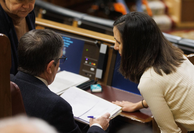 El portavoz del PSOE en el Congreso de los Diputados, Patxi López y la secretaria general de Podemos, la ministra Ione Belarra,en una sesión plenaria