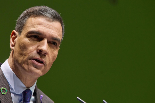 El presidente del Gobierno y secretario general del PSOE, Pedro Sánchez, clausura el acto de presentación del estudio ‘El coste de la pobreza infantil en España’ en el Auditorio de CaixaForum Madrid, a 6 de marzo de 2023, en Madrid (España).