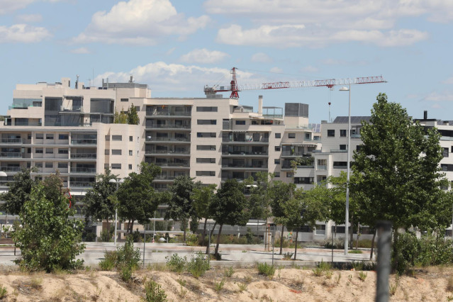 Archivo - Edificio de viviendas en construcción