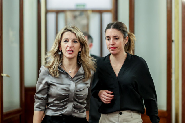 La vicepresidenta segunda y ministra de Trabajo y Economía Social, Yolanda Díaz (i), y la ministra de Igualdad, Irene Montero (d), durante una sesión plenaria en el Congreso de los Diputados, a 7 de marzo de 2023, en Madrid (España).