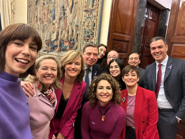 El presidente del Gobierno, Pedro Sánchez, junto a varios ministros del Gobierno en los pasillos del Congreso, en una imagen parra celebrar el Día de la Mujer.