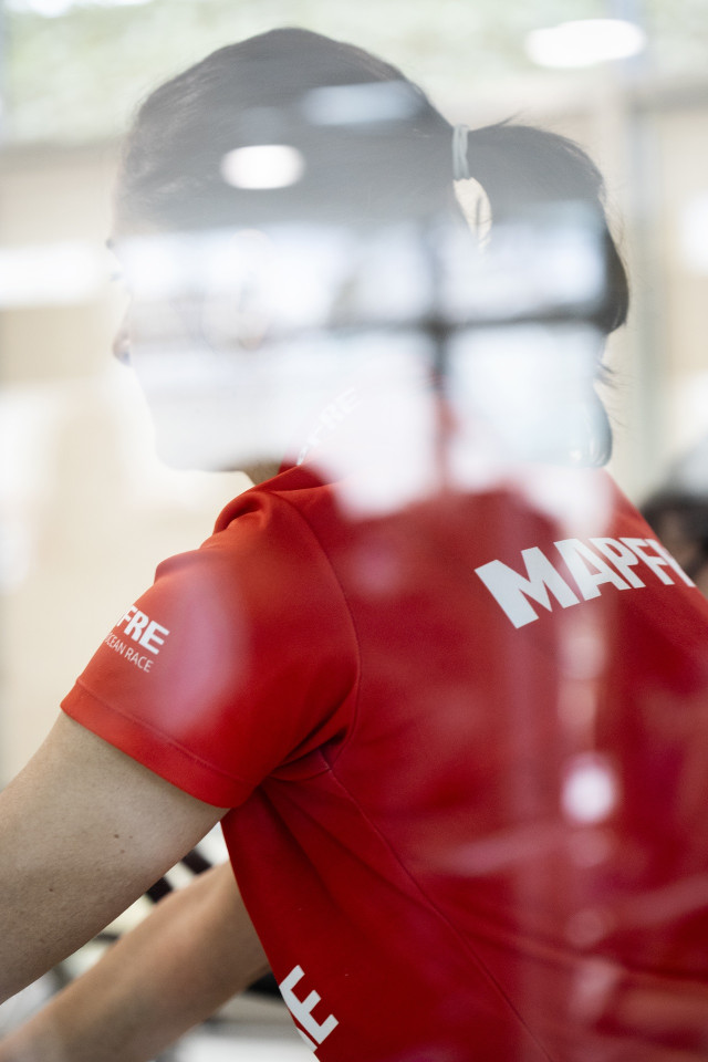 Archivo - Una mujer con una camiseta de Mapfre.