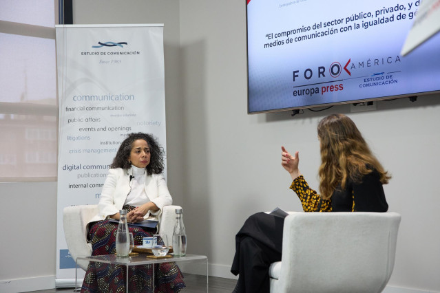 La embajadora de Estados Unidos en España, Julissa Reynoso (i) y la directora de Desarrollo de Negocio de Europa Press, Candelas Martín de Cabiedes (d), durante un desayuno informativo de Europa Press ‘Foro América’