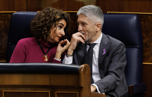 La ministra de Hacienda, María Jesús Montero (i) y el ministro de Interior, Fernando Grande-Marlaska (d), durante una sesión de control al Gobierno, en el Congreso de los Diputados, a 8 de marzo de 2023, en Madrid (España).