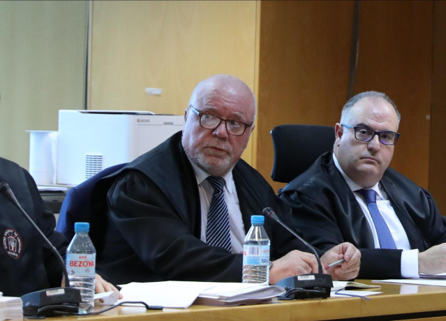 Archivo - El comisario jubilado José Manuel Villarejo (c) se sienta con los magistrados durante la primera sesión de un juicio en la Audiencia Provincial de Madrid, a 8 de noviembre de 2022, en Madrid (España). La Audiencia Provincial de Madrid celebra ma