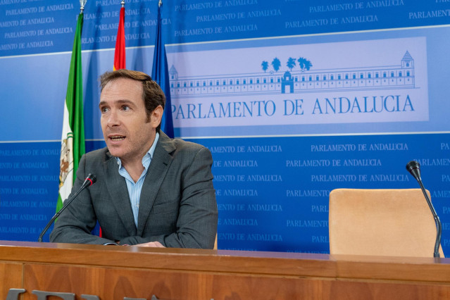 El portavoz del grupo parlamentario Vox, Javier Cortés Lucena durante  la rueda de prensa. A 8 de marzo de 2023, en Sevilla (Andalucía, España). Los representantes de los grupos políticos se dan cita en rueda de prensa previa a la Junta de Portavoces en e