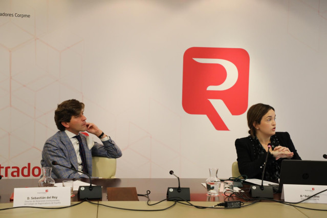 El director de Relaciones Institucionales del Colegio de Registradores, Sebastián del Rey, y la directora de Responsabilidad Social Corporativa, Dulce Calvo, en la presentación del informe sobre equilibrio de género en consejos de administración
