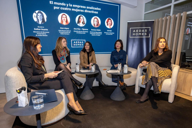 Directivas de Mastercard, Goldman Sachs, Xiaomi y Vialto Partners en una mesa redonda organizada por Aedas Homes bajo el título 'El mundo y la empresa analizados por cuatro mujeres directivas', con motivo del Día Internacional de la Mujer