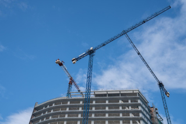 Archivo - Varias grúas en una zona de obras, a 31 de diciembre de 2022, en Barcelona, Cataluña (España). El último  Índice de Actividad de la Construcción (IAC) indica una tendencia general plana o ligeramente a la baja en términos de actividad para Españ