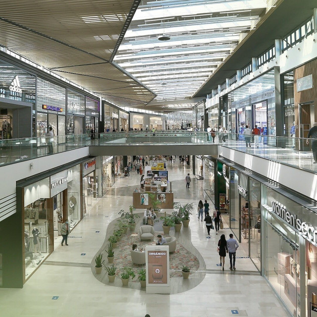 Archivo - Imagen de un centro comercial.