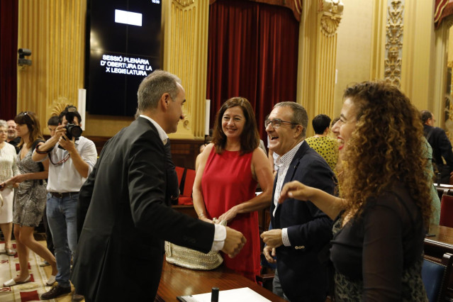 Archivo - El diputado socialista por Baleares Pere Joan Pons conversa con la presidenta del Govern, Francina Armengol, el vicepresidente, Juan Pedro Yllanes, y la consellera de Presidencia, Pilar Costa, en el salón de plenos del Parlament.