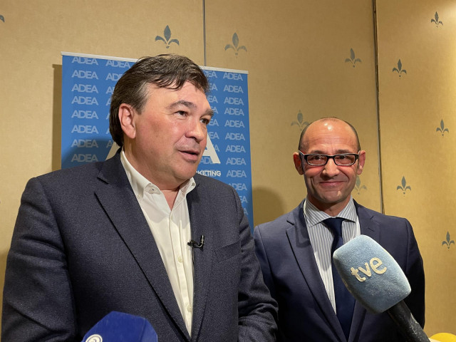 El candidato a la presidencia del Gobierno de Aragón por la coalición Aragón - Teruel Existe, Tomas Guitarte, y el presidente de ADEA, Fernando Rodrigo.