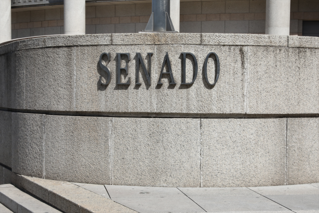 Archivo - Planca en la que se lee 'Senado' en la fachada exterior del edificio del Senado en Madrid.