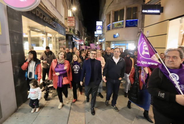 El ministro de la Presidencia, Relaciones con las Cortes y Memoria Democrática, Félix Bolaños, y el secretario general del PSOE extremeño, Guillermo Fernández Vara, participan en la manifestación por el 8M en Mérida