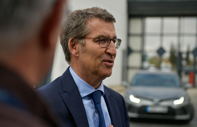 El presidente del PP, Alberto Núñez Feijóo, en su visita a la localidad ciudadrealeña de Daimiel