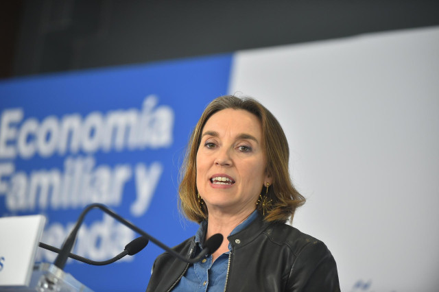 La secretaria general del PP y portavoz de la formación en el Congreso, Cuca Gamarra, interviene durante la convención sectorial de PP sobre vivienda y familia, en el Espacio Adviento, a 24 de febrero de 2023, en Cartagena, Murcia (España).