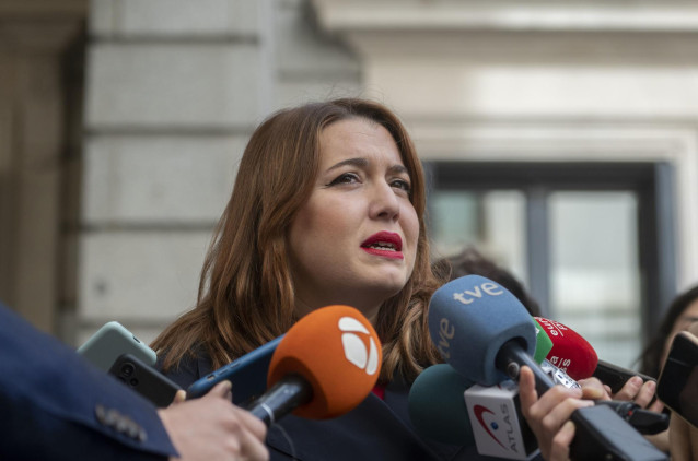La secretaria de Estado de Igualdad, Ángela Rodríguez 'Pam', atiende a medios a su llegada a una sesión plenaria en el Congreso de los Diputados, a 9 de marzo de 2023, en Madrid (España).