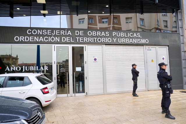 Varios policías en la entrada de la Consejería de Obras Públicas durante el registro por la presunta trama de adjudicaciones irregulares