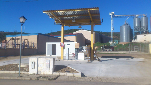 Archivo - Nueva gasolinera 'low cost' en Higuera de la Sierra.