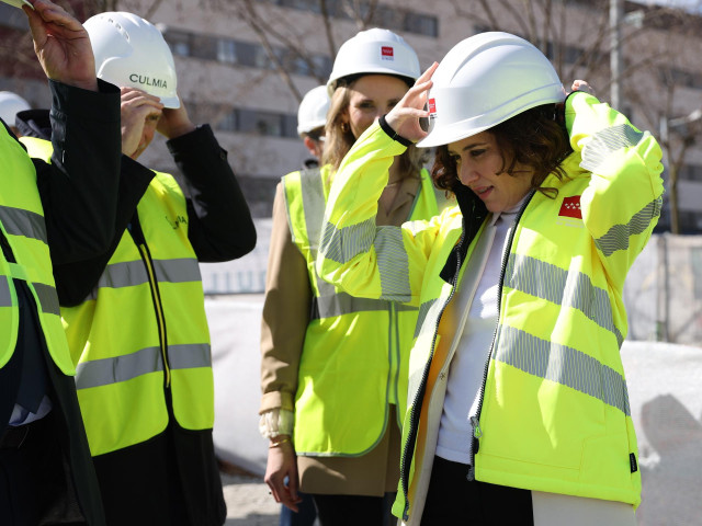 La presidenta de la Comunidad de Madrid, Isabel Díaz Ayuso (d), durante su visita a las obras de edificación y el piso piloto de una de las promociones del Plan Vive del Gobierno regional, en San Sebastián de los Reyes, a 9 de marzo de 2023, en Madrid (Es