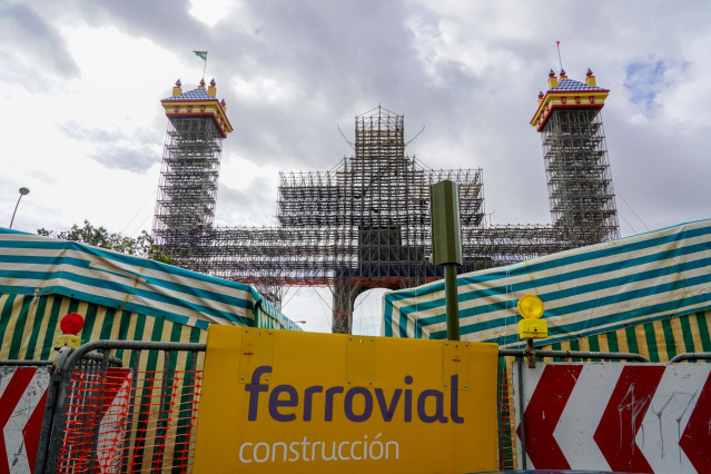 Trabajadores en tarea de montaje de la portada de  la Feria de Abril del 2023