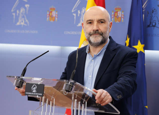 El diputado del BNG en el Congreso Néstor Rego durante una rueda de prensa anterior a la reunión de la Junta de Portavoces, en el Congreso de los Diputados, a 7 de marzo de 2023, en Madrid (España).