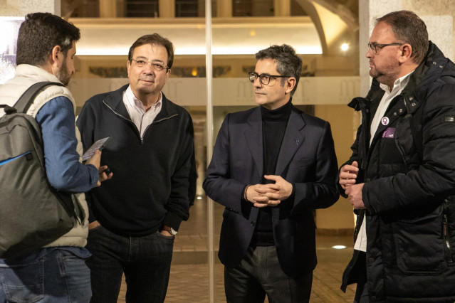 El ministro de la Presidencia, Relaciones con las Cortes y Memoria Democrática, Félix Bolaños, y el secretario general del PSOE de Extremadura, Guillermo Fernández Vara, a antes de la manifestación del 8M, en Mérida,