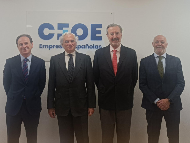 El presidente de Aspel, Juan Díez de los Ríos; el presidente de Afelin, Jesús Martín; el presidente de CEIM y vicepresidente de la CEOE, Miguel Garrido; y el presidente de Aselbi, Javier Campuzano.