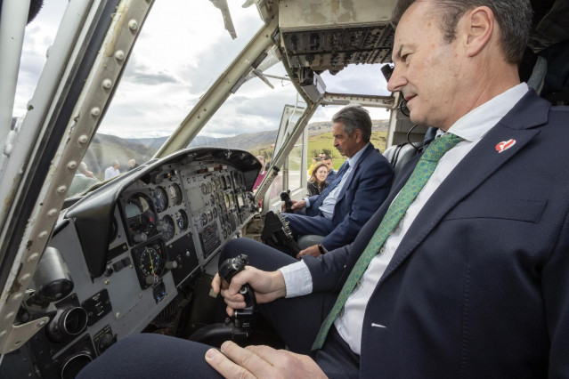 El presidente de Cantabria, Miguel Ángel Revilla, y el consejero de Medio Ambiente, Guillermo Blanco, en  la base de la Brigada de Refuerzo de Incendios Forestales (BRIF).