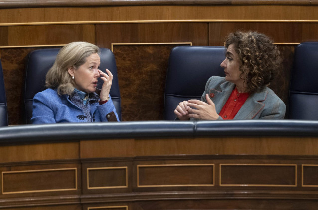 La vicepresidenta primera y ministra de Asuntos Económicos y Transformación Digital, Nadia Calviño (i), y la ministra de Hacienda y Función Pública, María Jesús Montero (d)