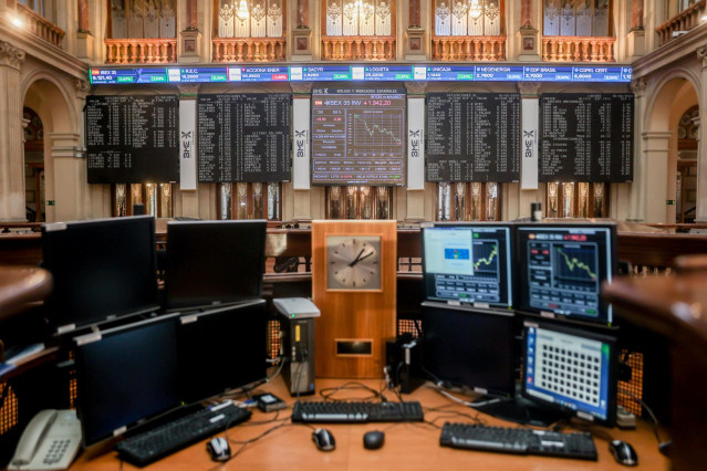 Archivo - Varios ordenadores y paneles en el Palacio de la Bolsa (Madrid).