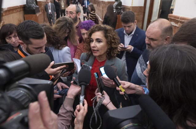 La ministra de Hacienda y Función Pública, María Jesús Montero, atiende a medios a su llegada a una sesión plenaria en el Congreso de los Diputados, a 9 de marzo de 2023, en Madrid