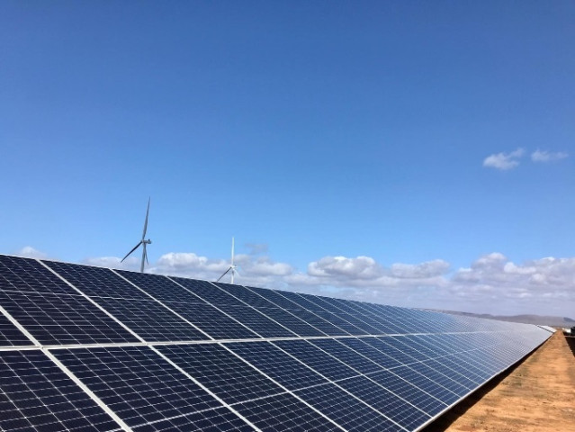 Archivo - Energía solar y eólica