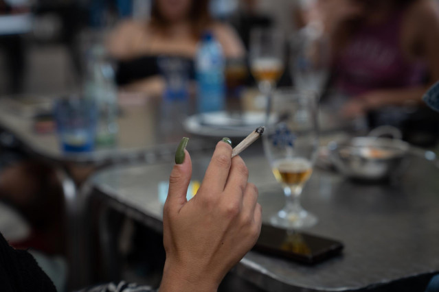Archivo - Una mujer fumando, imagen de archivo.