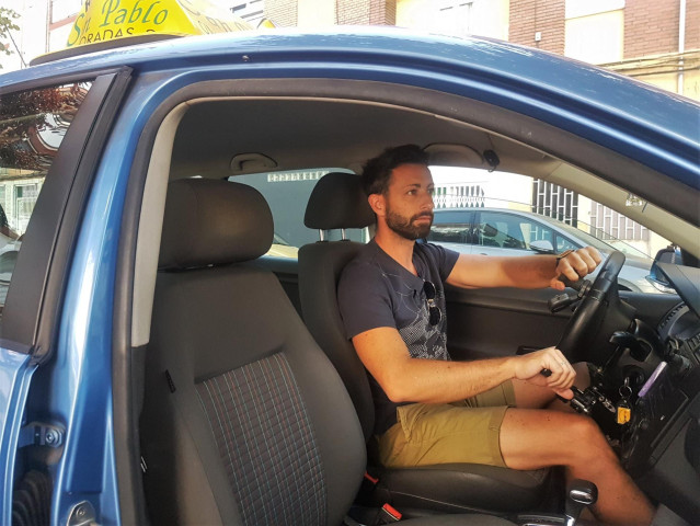 Archivo - Un vehículo adaptado para la autoescuela.