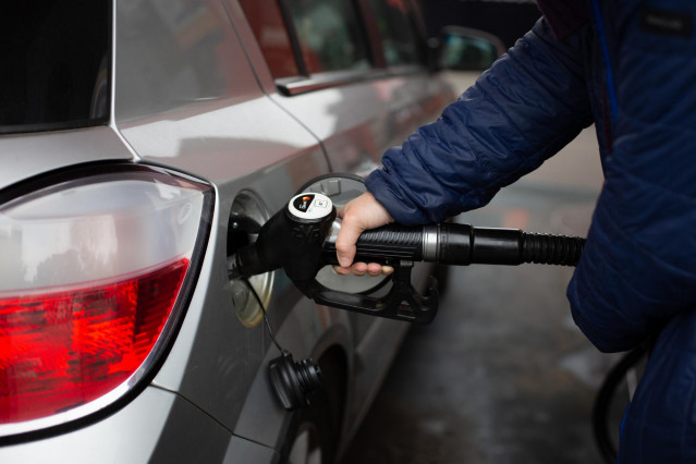 Archivo - Un hombre reposta gasolina en una gasolinera de Barcelona, a 11 de marzo de 2022, en Barcelona, Cataluña (España).