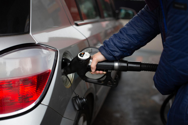 Archivo - Un hombre reposta gasolina en una gasolinera de Barcelona, a 11 de marzo de 2022, en Barcelona, Cataluña (España).